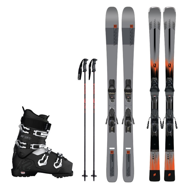 Deux skis, deux bâtons et une paire de chaussures de ski